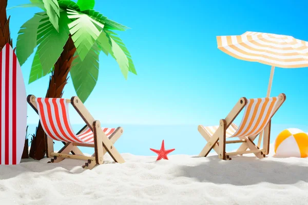 Il concetto di vacanza estiva. Bella vista sulla costa sabbiosa con palme e accessori per le vacanze — Foto Stock