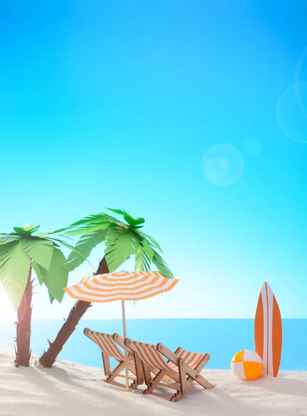 Тропічний натюрморт. Світанок на піщаному узбережжі з пальмами. Палубні стільці, дошка для серфінгу та м'яч на пляжі — стокове фото