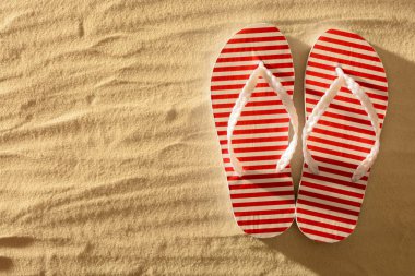 Kumlu plajda, günbatımı, flip flop görünümü top