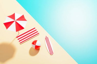 Plaj nesnelerinin minimalist düzeni