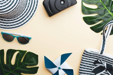 Aksesuarlar ve yeşil yaprakları yaz kompozisyonu