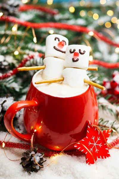 Tasse rouge au chocolat chaud et deux guimauves amoureuses. Noël rencontre un couple amoureux concept . — Photo