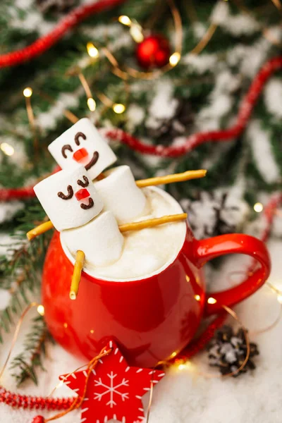 Tasse rouge au chocolat chaud et deux bonhommes de neige amoureux de guimauves. Composition de Noël et Nouvel An . — Photo