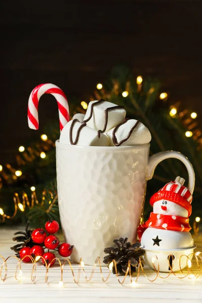 Guimauves douces et bonbons dans une tasse en céramique blanche sur une table en bois avec des décorations de Noël et du Nouvel An. Composition festive . — Photo