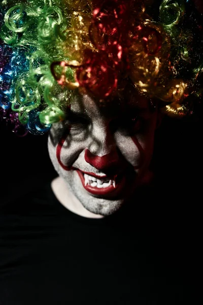 Portrait of an evil creepy clown. Man in clown makeup for Halloween holiday. — Stock Photo, Image