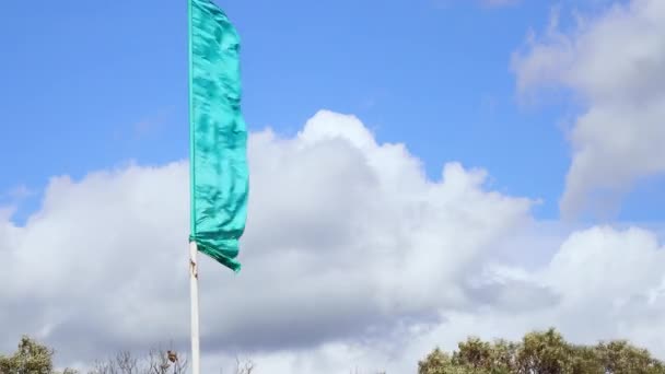 Die blaue Flagge weht bei starkem Wind. 4k Video Flagge auf Himmel Hintergrund. — Stockvideo