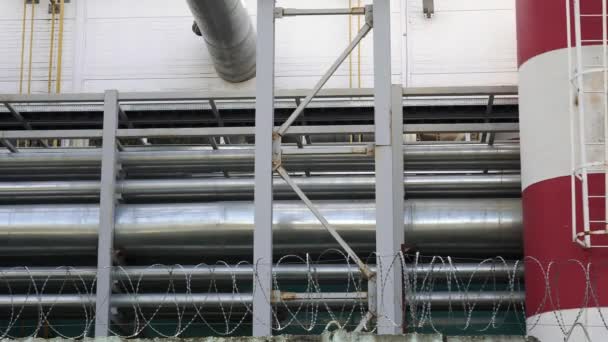 Mirada industrial. Primer plano de vídeo 4k, tuberías de metal fuera de la sala de calderas . — Vídeos de Stock