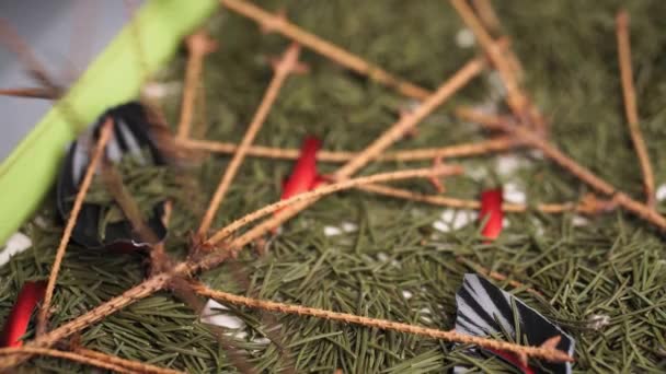 クローズアップショット男性の手は壊れたクリスマスボールと乾燥した松の枝を収集し、スクープでスタック. — ストック動画
