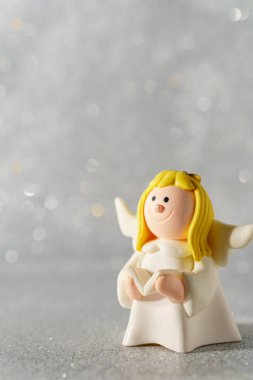 Metin için boş alanı olan güzel bir bokeh arkaplan üzerinde melek heykeli.