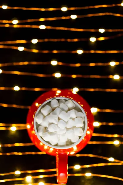 Güzel bulanık bir arka planda marşmelovlu kırmızı bir kupanın üst görüntüsü. Şekerli Noel kompozisyonu. — Stok fotoğraf