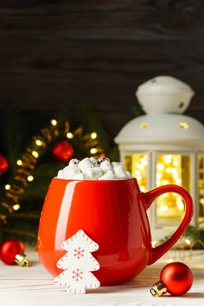 Guimauves dans une tasse rouge avec des décorations de Noël et du Nouvel An. Concept de vacances . — Photo