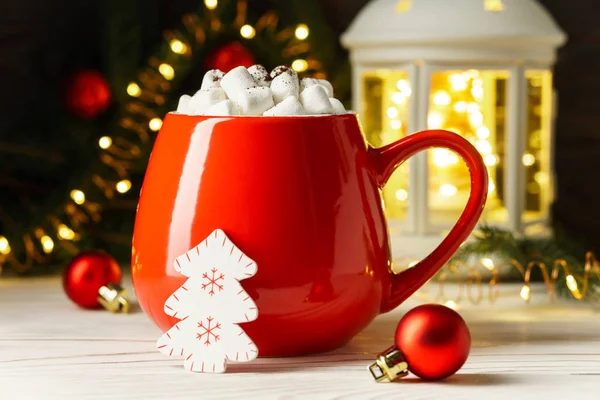 Guimauves dans une tasse rouge avec des décorations de Noël et du Nouvel An. Concept de vacances . — Photo