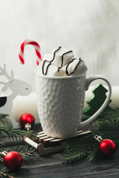 Coupe blanche avec chocolat chaud et guimauves avec décorations de Noël sur le rebord de la fenêtre . — Photo