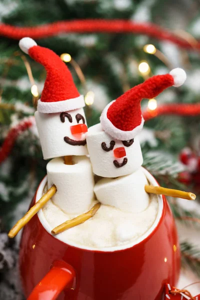 Tasse rouge au chocolat chaud et deux bonhommes de neige amoureux de guimauves. Composition de Noël et Nouvel An . — Photo
