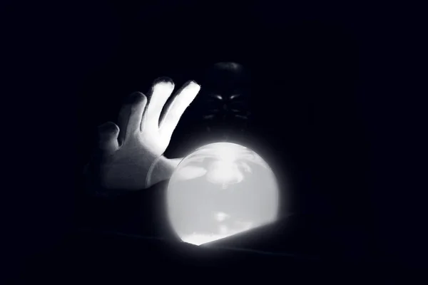 Sessione spirituale predire il futuro. Mano aperta in guanti bianchi sopra una sfera di cristallo luminoso . — Foto Stock