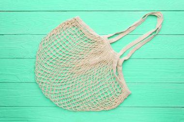 Ahşap bir masada yeniden kullanılabilir ağ ürünü poşeti, üst manzara. Sıfır atık.