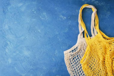 Beton bir masada yeniden kullanılabilir ağ ürün torbası, üst görünüm. Sıfır atık.