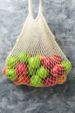 Kırmızı ve yeşil elmalı beyaz ip torbası..