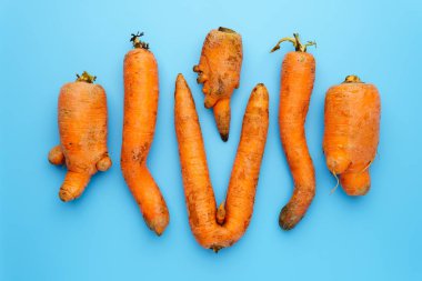 Mavi arka planda çirkin havuçlar..