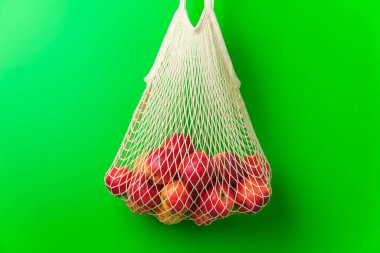 Kırmızı elmalı beyaz ip torbası..