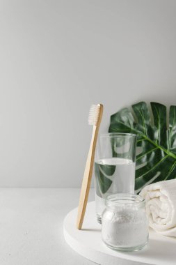 Biyolojik ayrıştırılabilir kişisel bakım ürünleri. Plastik ve sıfır atık konsepti. Resim kopyalama alanı içeriyor.