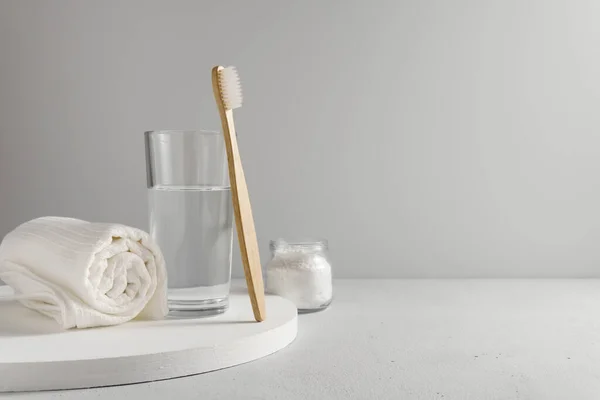 Biyolojik ayrıştırılabilir kişisel bakım ürünleri. Plastik ve sıfır atık konsepti. Resim kopyalama alanı içeriyor.
