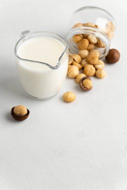 Sütsüz süt. Hafif arka planda Macadamia fındık sütü.