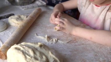 Küçük bir torun büyükannesine patatesli turta heykeli yapmasına yardım eder..