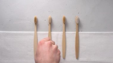 Erkek eli bambu bir diş fırçası alır..