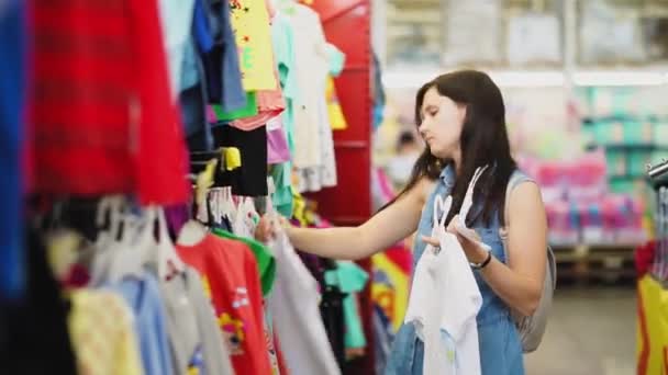 Genç bir kadın hipermarkette alışveriş yapıyor.. — Stok video