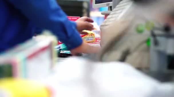 俄罗斯阿尔梅季耶夫斯克- 2020年1月5日：出纳员扫描伦塔超级市场的提款机购物情况. — 图库视频影像
