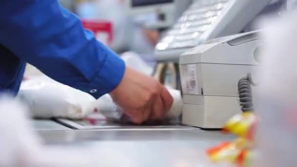 Альметьевск, Россия - 5 января 2020 года: Касса сканирует покупки в банкомате в гипермаркете Лента . — стоковое видео