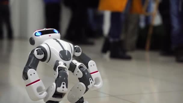 Almetyevsk, Rusko - 18. ledna 2020: Výstava robotů. — Stock video