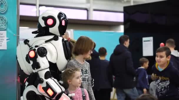 Альметьевск, Россия - 18 января 2020 года: Выставка роботов . — стоковое видео