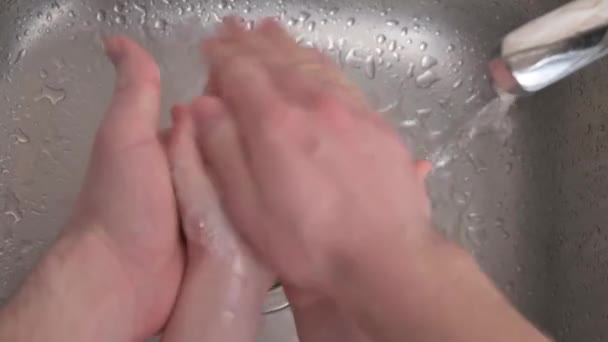 Padre lava sus hijas manos con jabón sobre fregadero de acero — Vídeo de stock