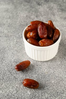 Tatlı CHAK-CHAK iki kâse içinde gri beton arka planda.