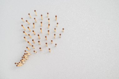 Tüm eşleşmeler gri bir arka planda. Coronavirüs 'ün yayılmasını durdurma kavramı. Sosyal mesafeyi koru.