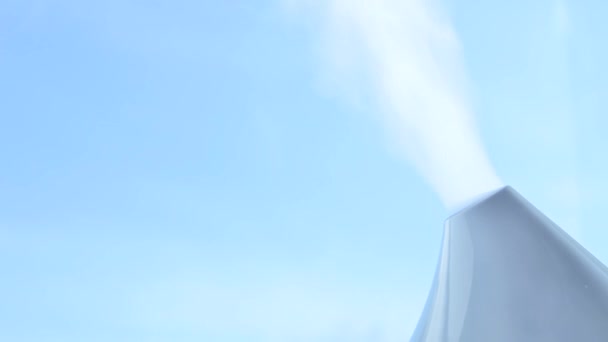 An ultrasonic humidifier on atomizes water vapor against a blue sky background. — Stock Footage An ultrasonic humidifier on atomizes water vapor against a blue sky background. Video Clip