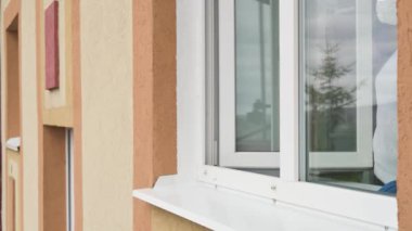 Koronavirüs salgınının ve karantina konseptinin sonu. 4K görüntü.