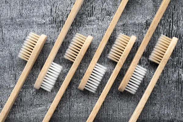 Concepto de cero residuos. Conjunto de cepillos de dientes de bambú ecológicos sobre un fondo gris . — Foto de Stock