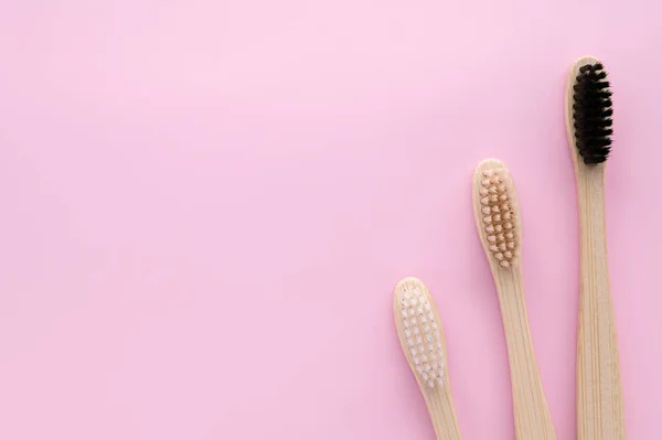 Zero waste concept. Set of eco friendly bamboo toothbrushes on a pink background. — Stock Photo, Image