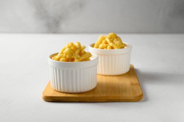 Beyaz bir masada chak chak ile iki ramekin..