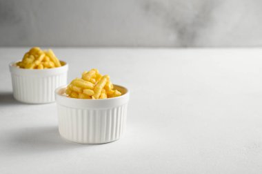 Beyaz bir masada chak chak ile iki ramekin..