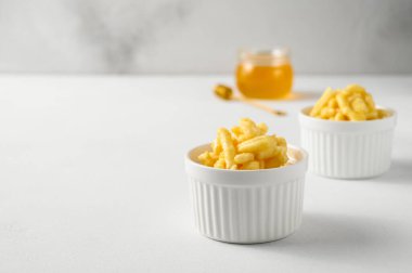 Beyaz bir masada chak chak ile iki ramekin..