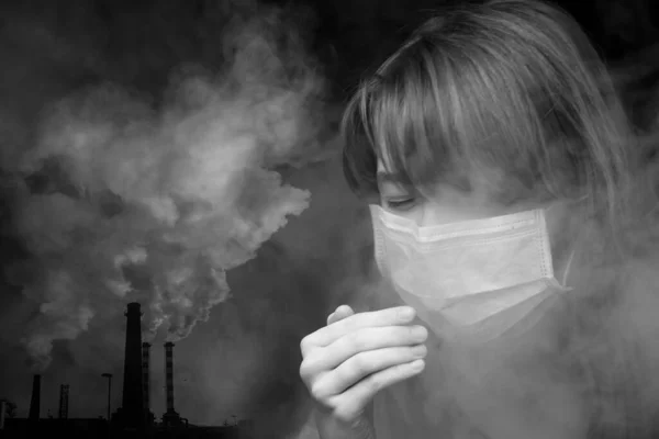 Doble exposición, imagen en blanco y negro. Adolescente chica en una máscara protectora tos, tubos de escape industriales . — Foto de Stock