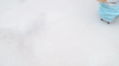 Kuryeler mavi lastik eldiveni teslim eder. Alışveriş arabasını kutuyla iterler. Müşteri paketi alır..