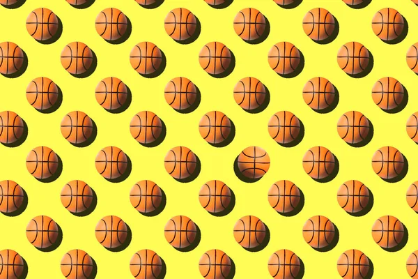 Basketbälle nahtloses Muster auf gelbem Hintergrund — Stockfoto