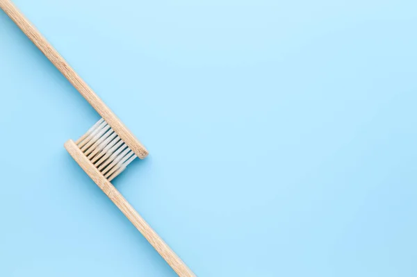 Geen afval concept. Set milieuvriendelijke bamboe tandenborstels op een lichtblauwe achtergrond. — Stockfoto