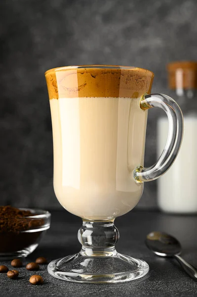 Penutup Iced Dalgona coffee in glass mug on dark background. Trendy krim penyegaran kopi dicambuk. Kopi Korea. — Stok Foto