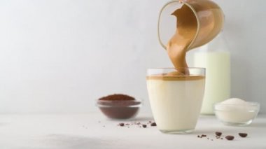 Dalgona kahvesi. Moda Kore içeceği. Kremalı kahve ve soğuk süt..
